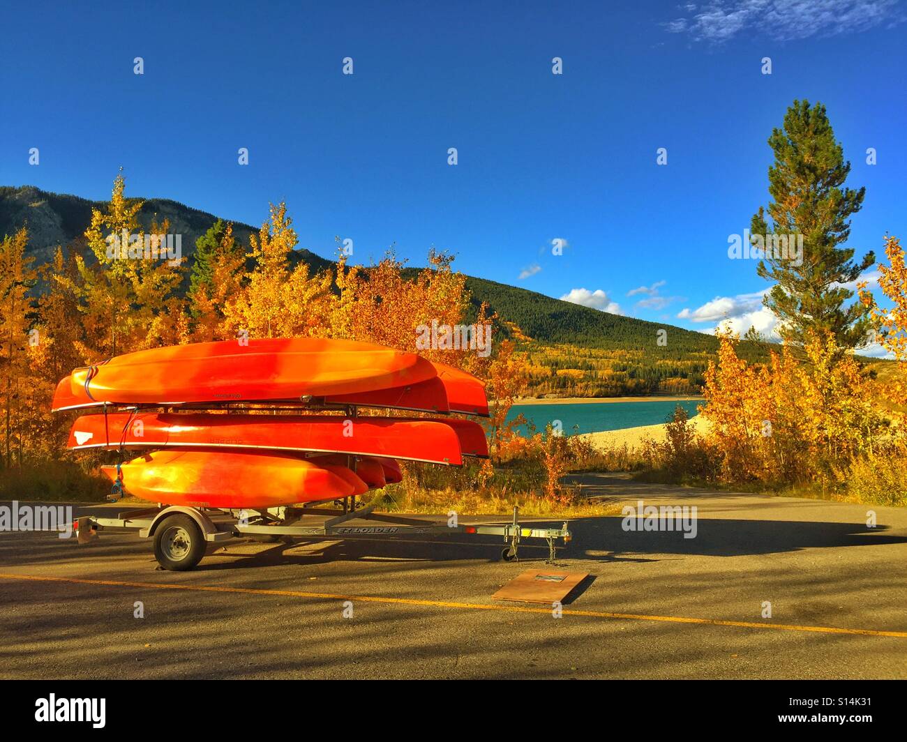 Canoës rouge à côté d'un lac - Image de stock capturée avec un smartphone