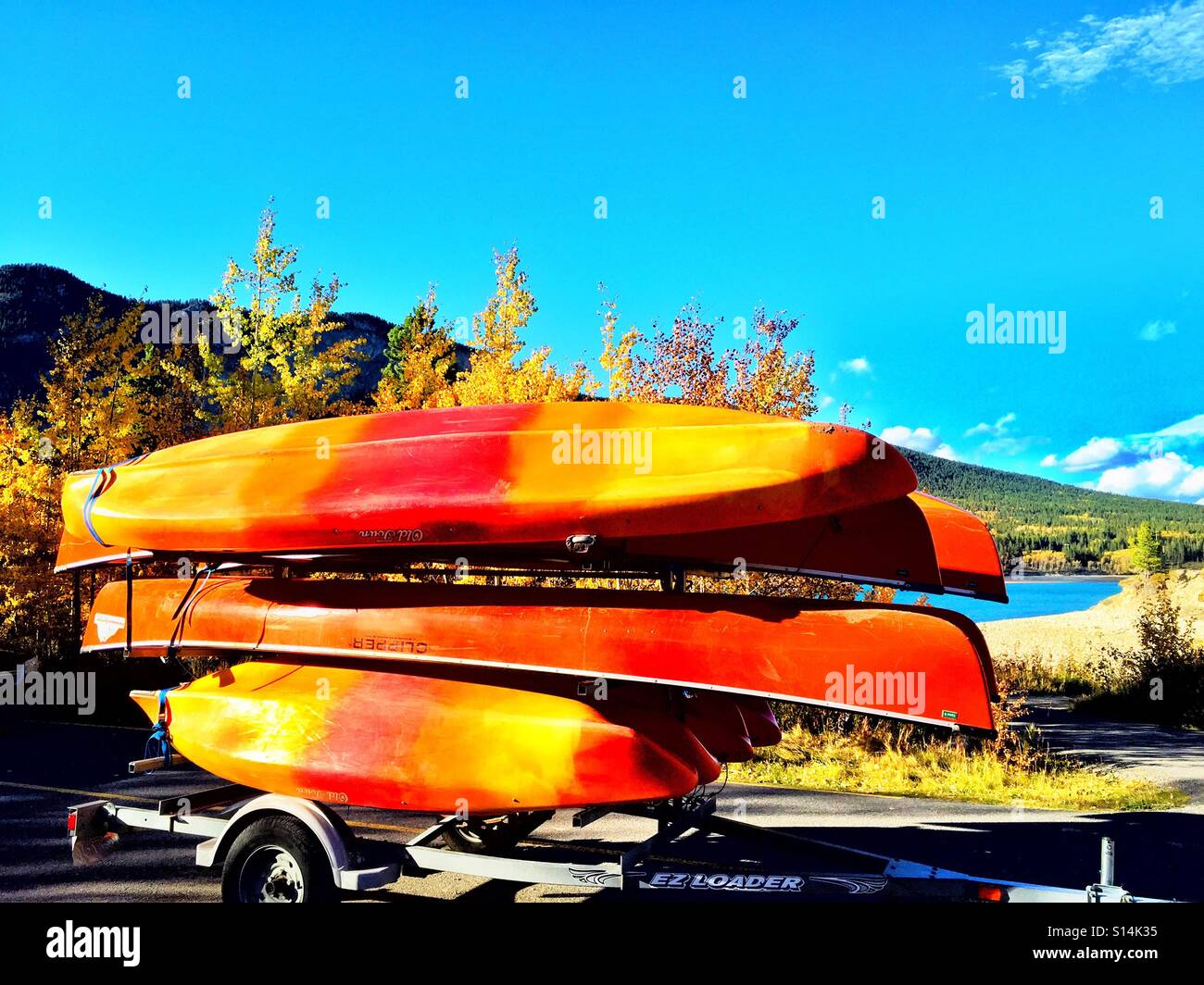 Rouge. Canoës jaune à côté d'un lac - Image de stock capturée avec un smartphone