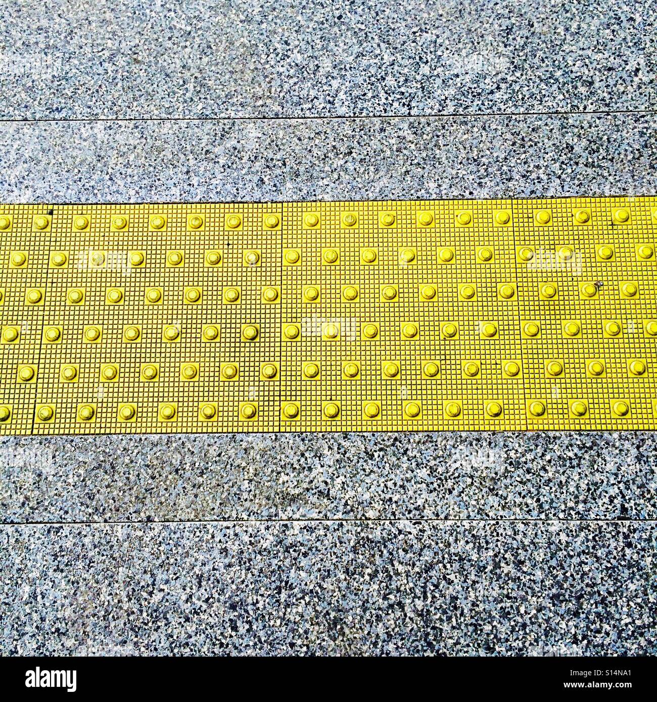 Marquage tactile paving pour avertir l'altération visible - Image de stock capturée avec un smartphone