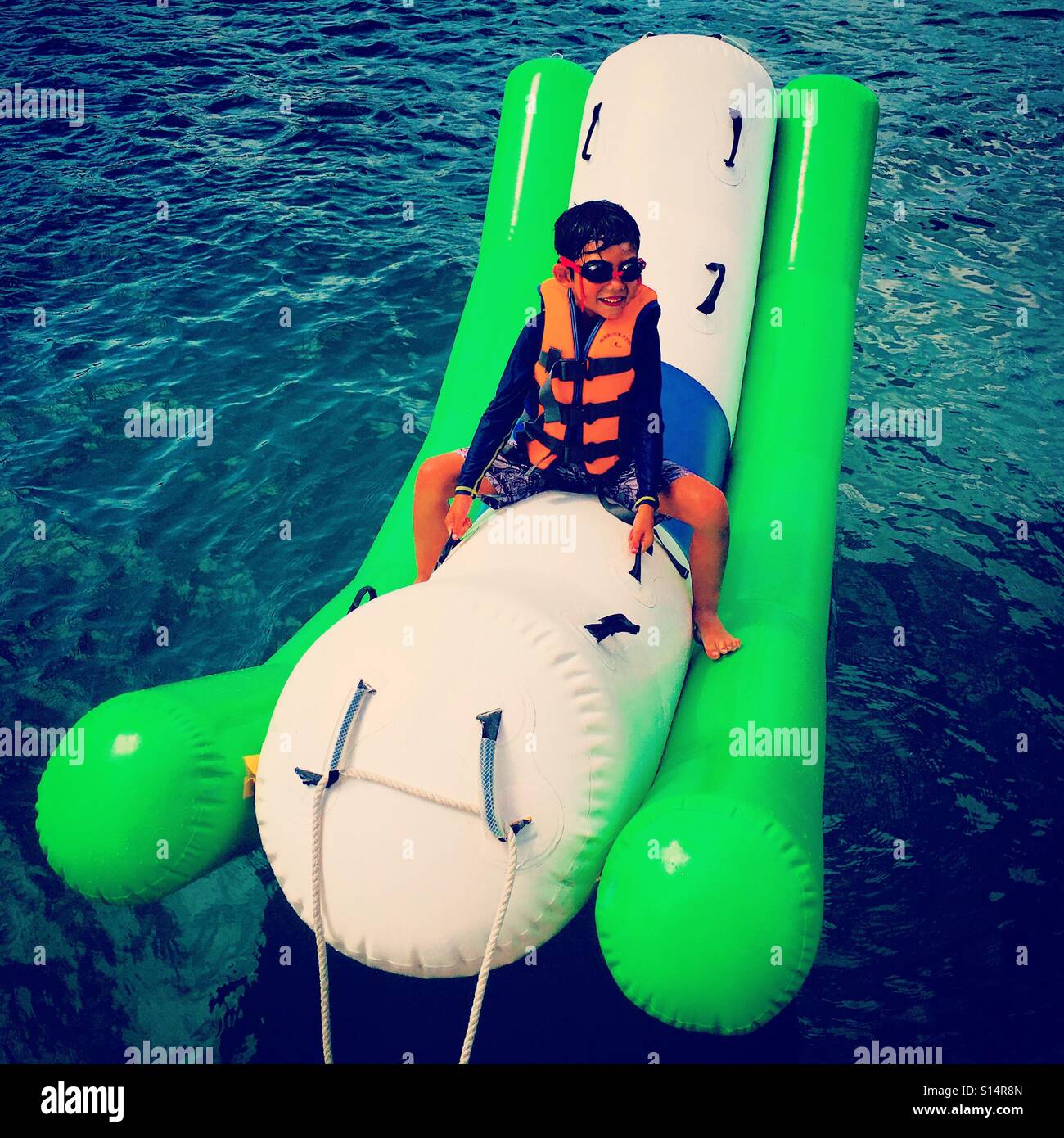 Kid sur un grand garçon gonflable - Image de stock capturée avec un smartphone