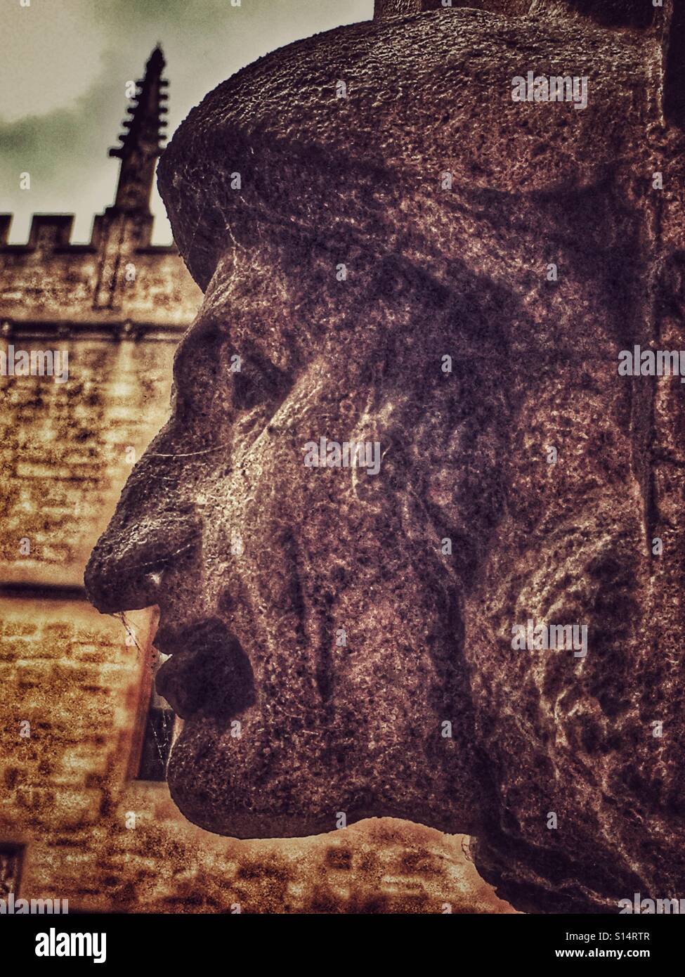 Un grotesque. Tête en pierre sculptée de la décoration d'une porte dans les principaux quad de la Bodleian Library, Oxford University, en Angleterre. Banque D'Images