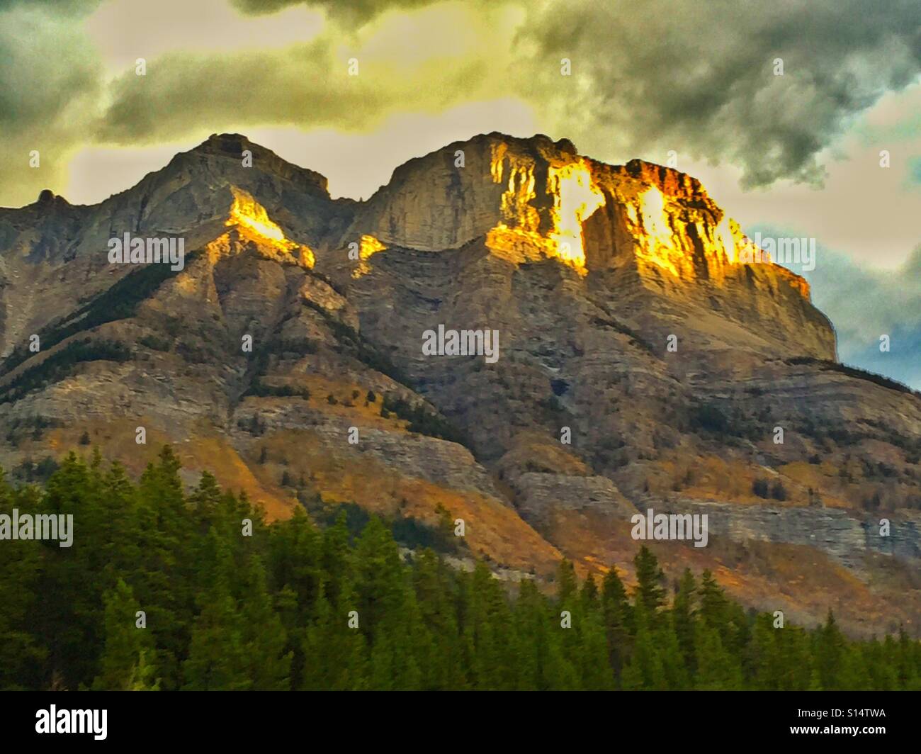 Lever du soleil dans les Rocheuses canadiennes - Image de stock capturée avec un smartphone