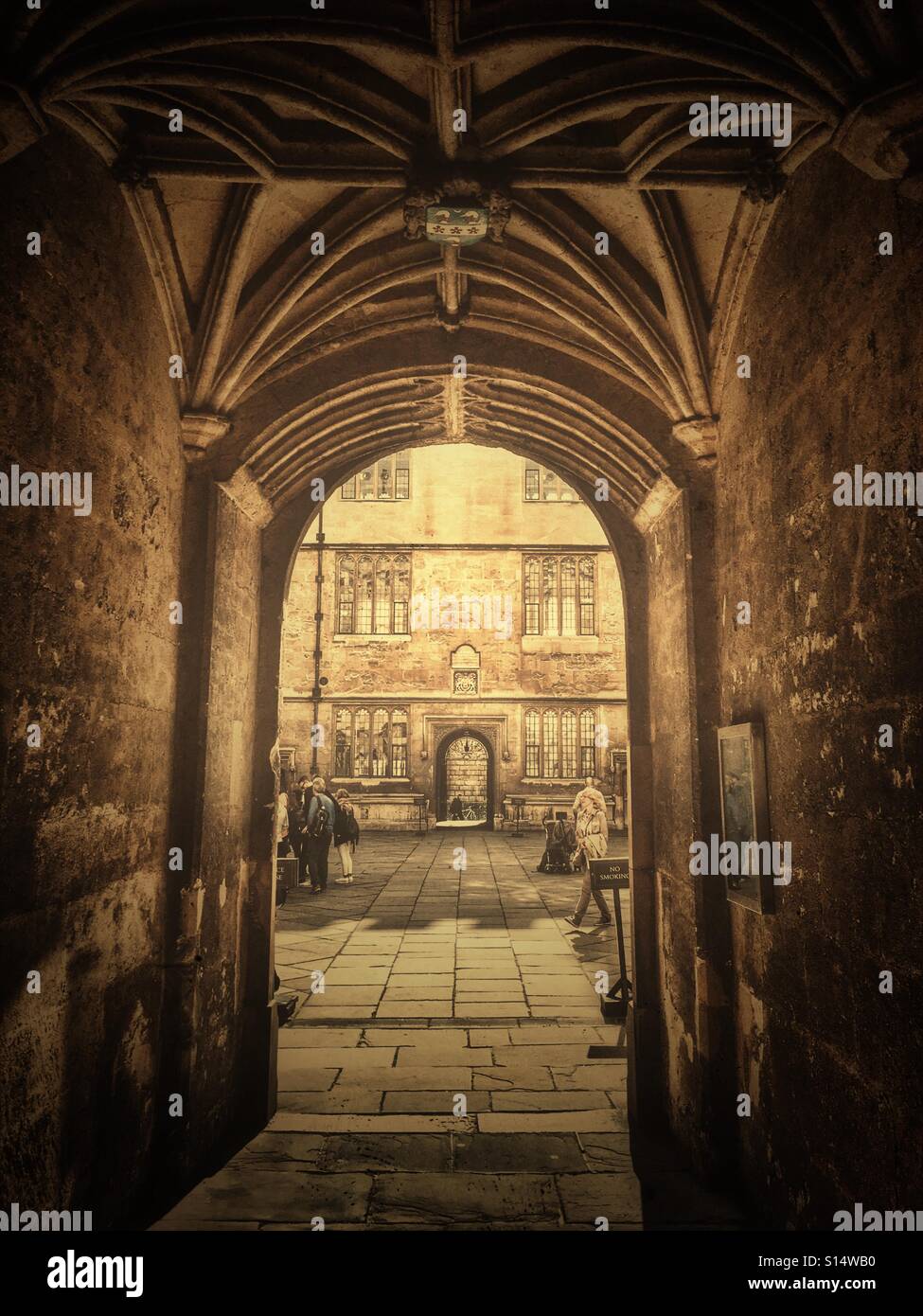Passage voûté menant à la principale quad de la Bodleian Library, University of Oxford, Angleterre Banque D'Images