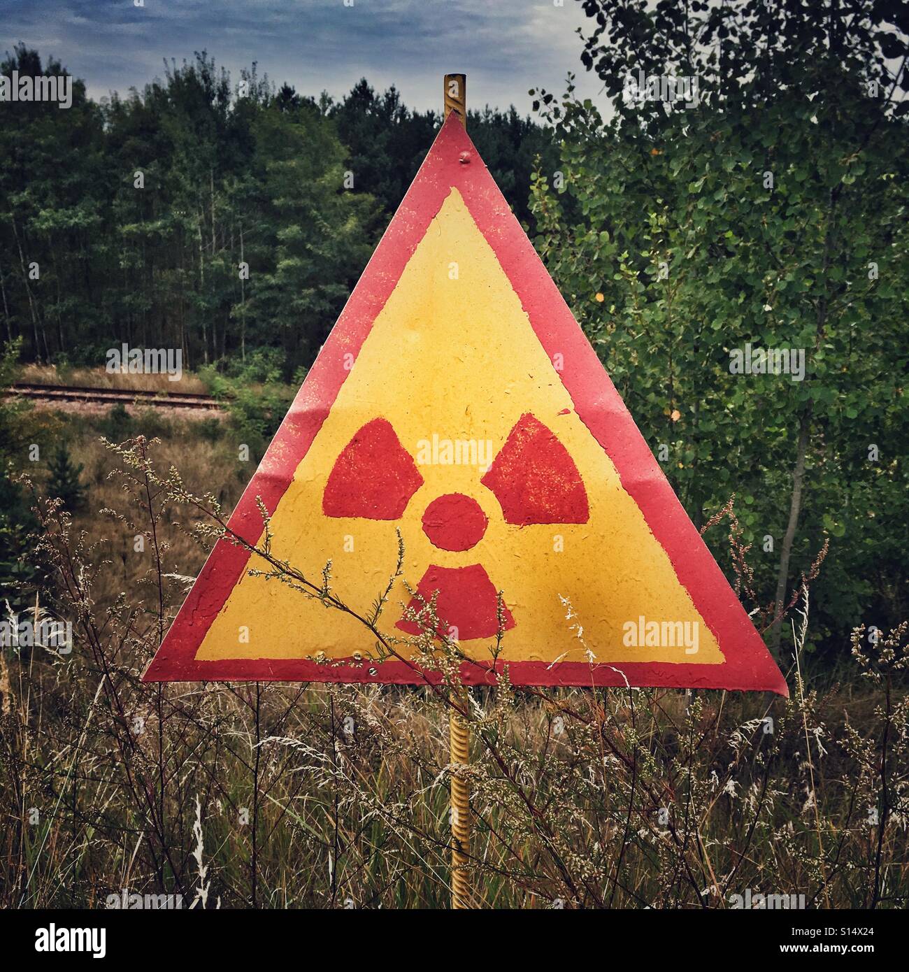 Signe de rayonnement dans la zone de la centrale nucléaire de Tchernobyl, l'Ukraine d'Aliénation Banque D'Images