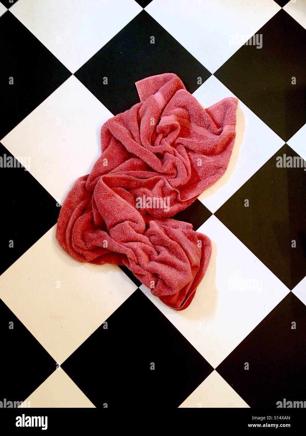 Serviette sur sol de la salle de bain - Image de stock capturée avec un smartphone