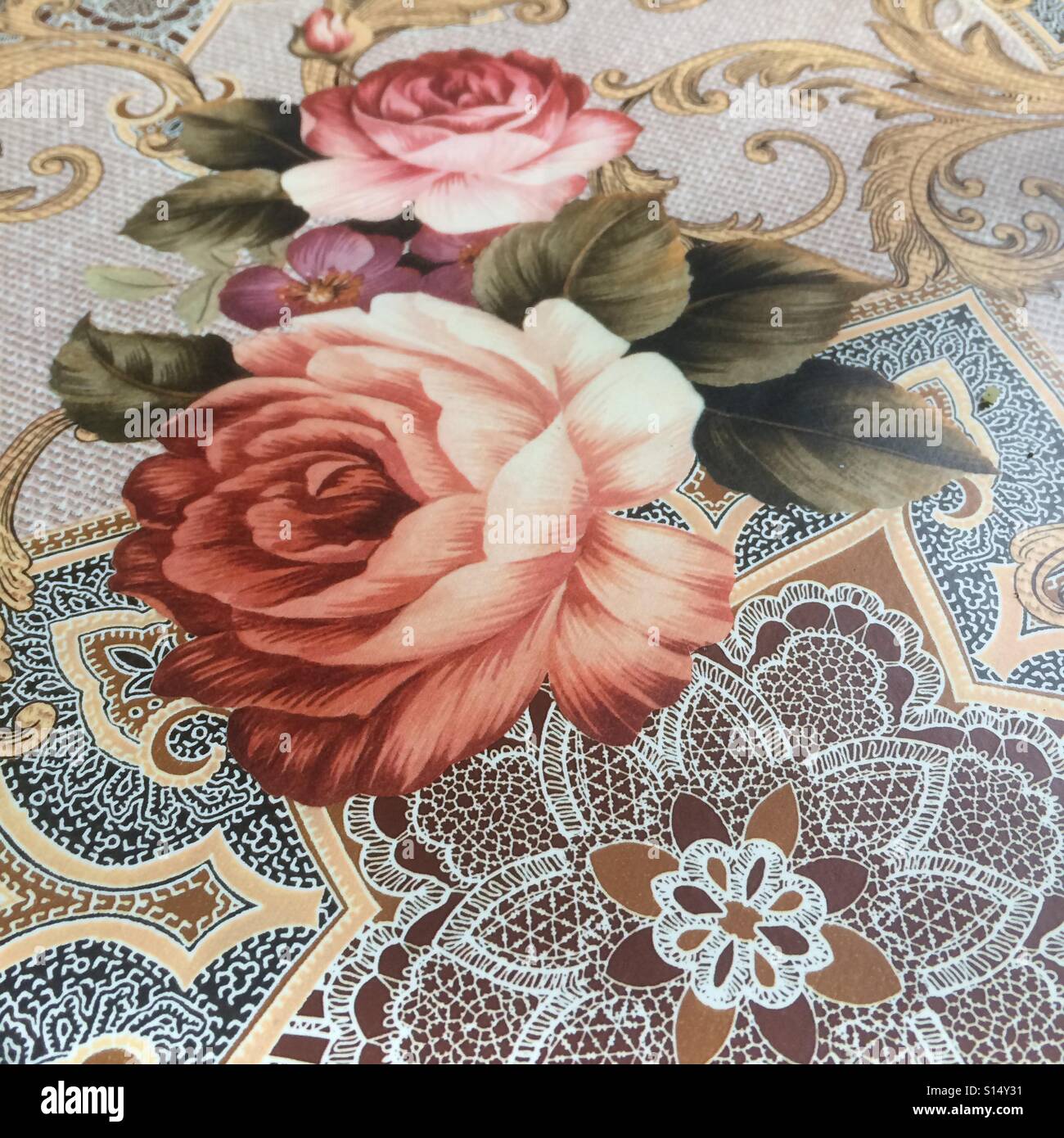 Un tapis de table montrant roses Banque D'Images