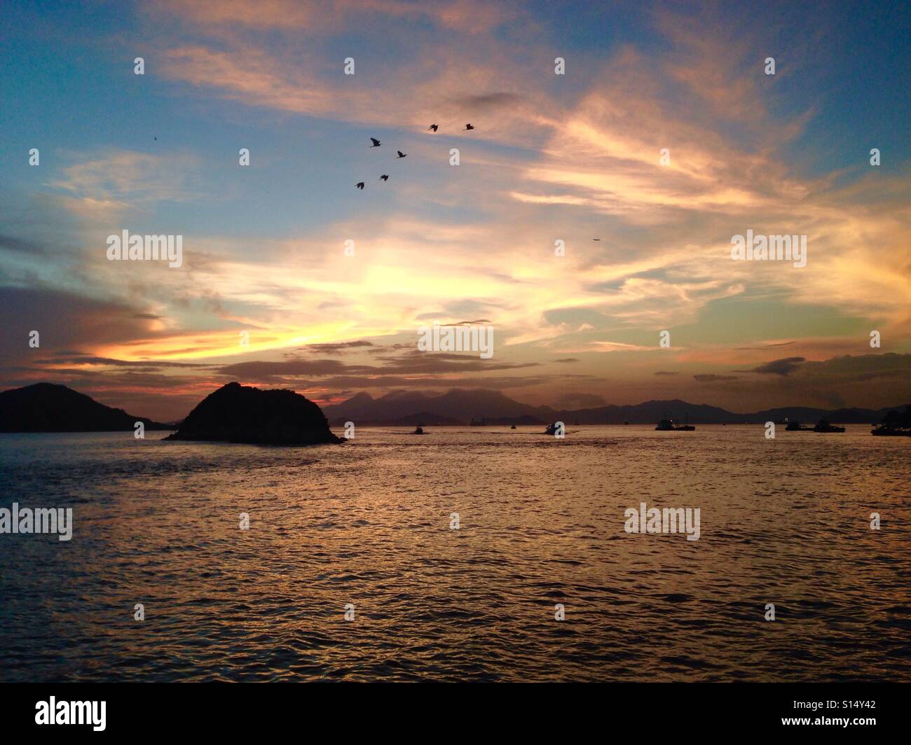 Magnifique coucher de soleil sur la mer de Chine du Sud à Hong Kong. - Image de stock capturée avec un smartphone
