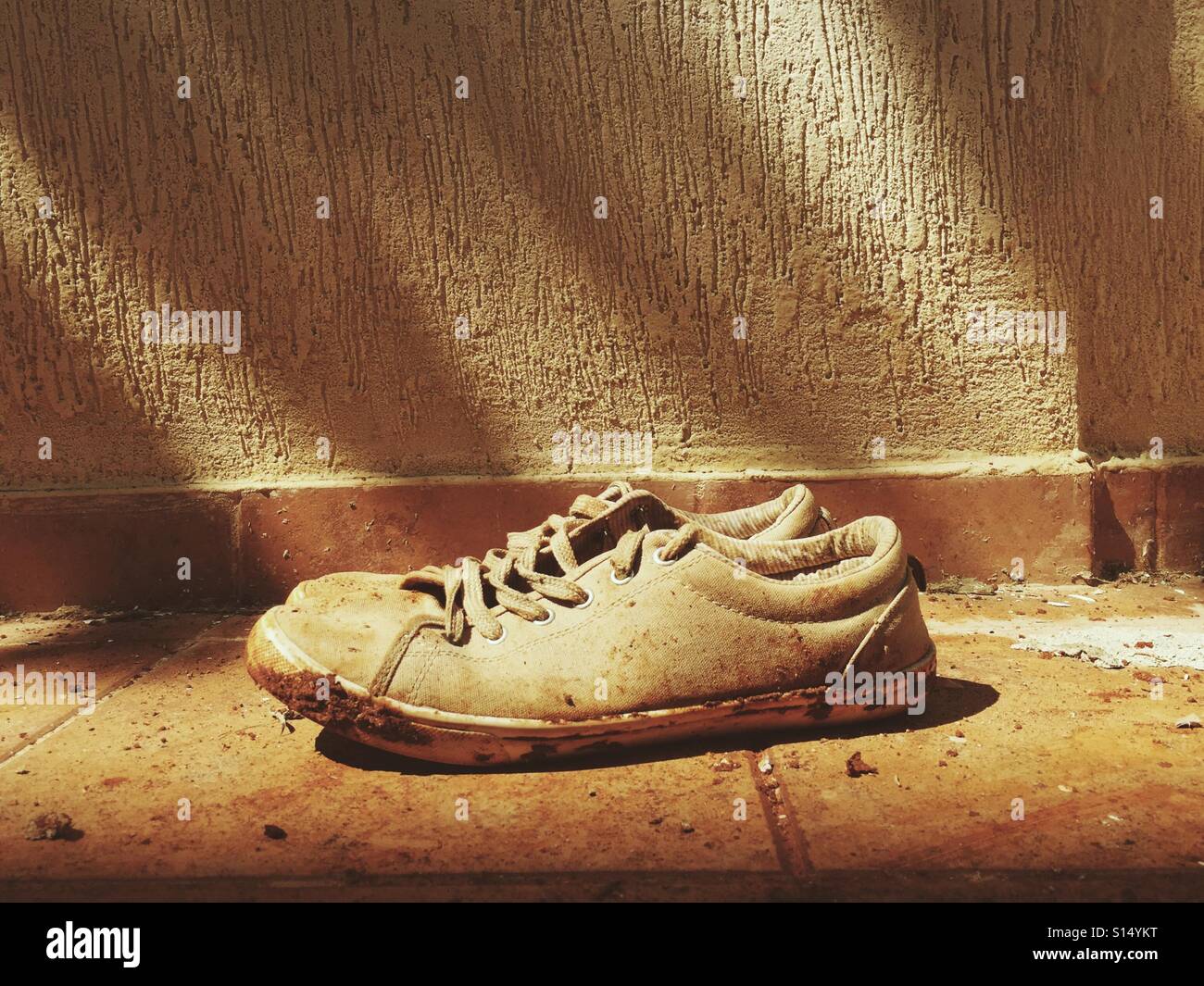 Sales vieux chaussures - Image de stock capturée avec un smartphone