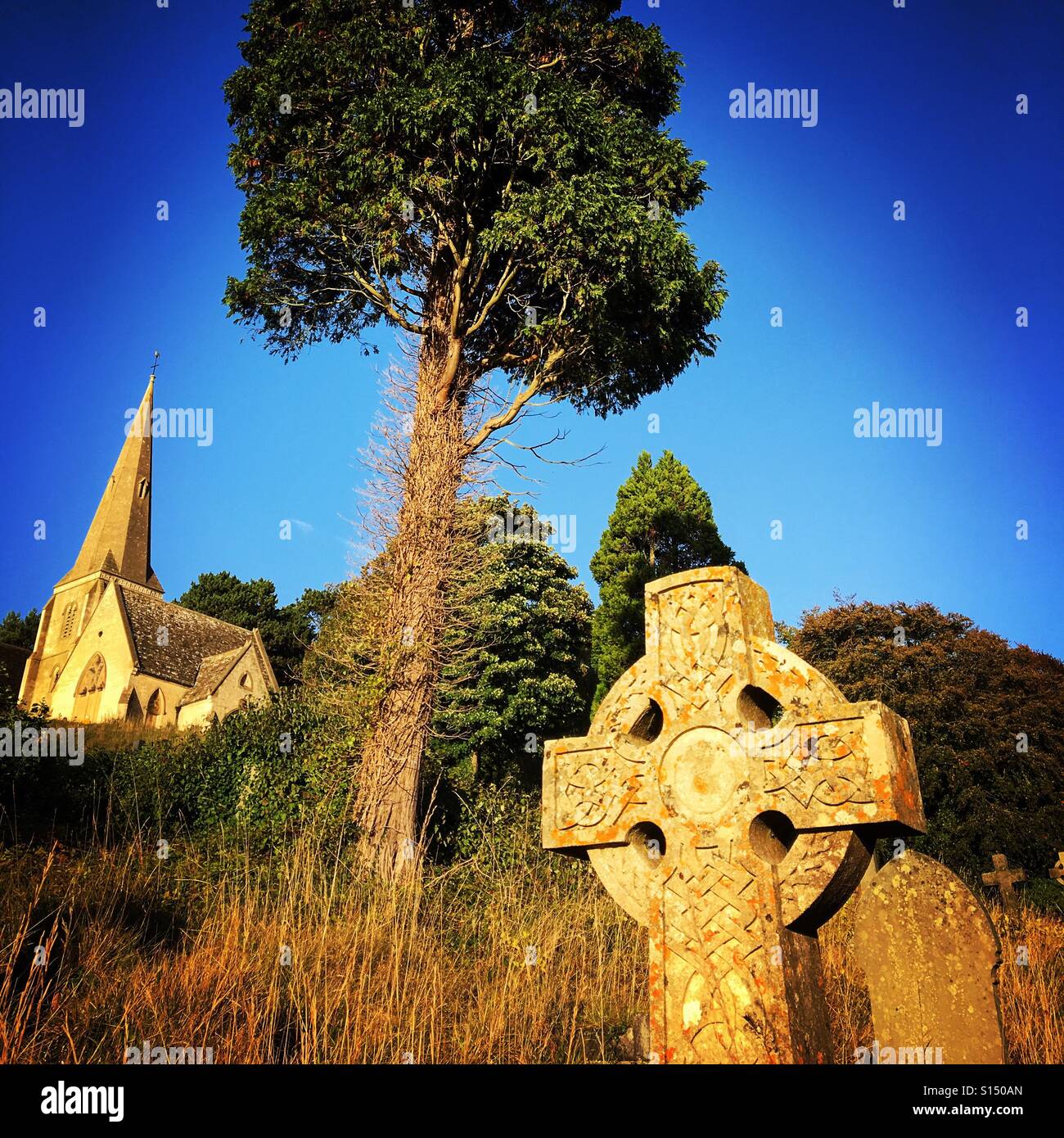Cimetière en Angleterre avec des pierres tombales anciennes - Image de stock capturée avec un smartphone