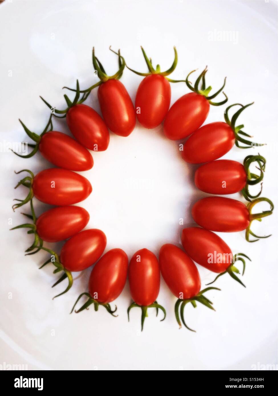 Une assiette de tomates cerises Banque D'Images