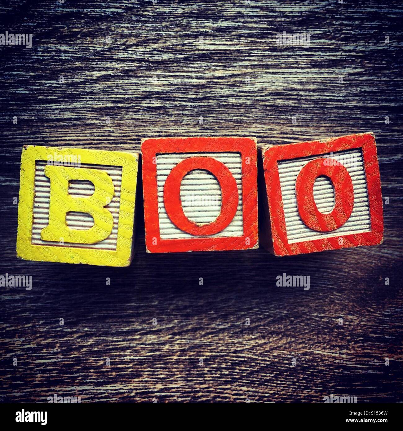 BOO mot écrit avec une cale en bois alphabet lettre toys Banque D'Images