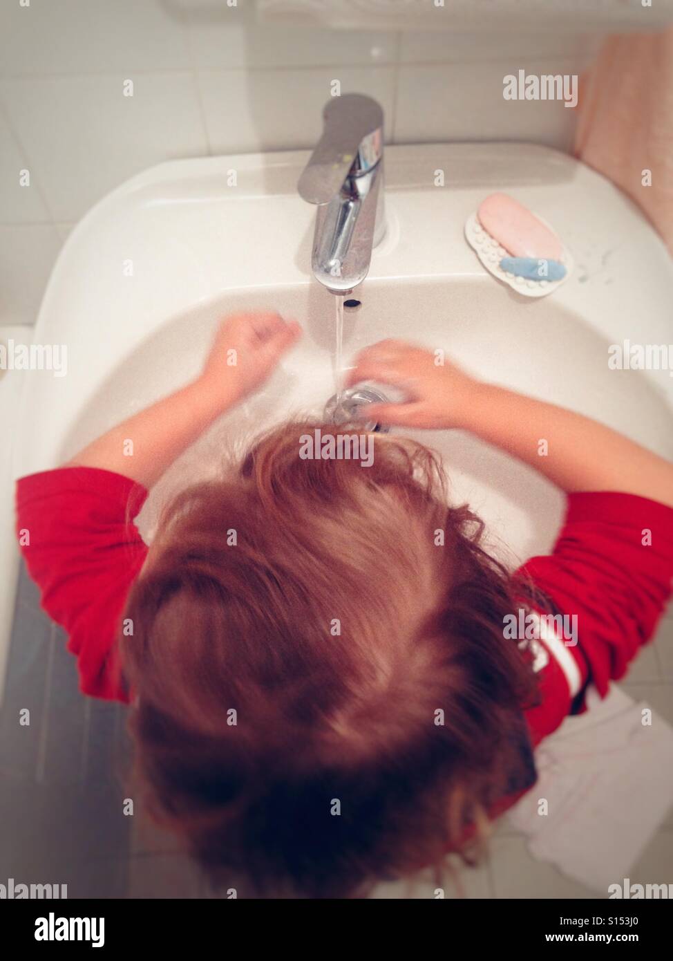 L'enfant Lave Des Mains Et Des Pieds Dans Un Lavabo Photo stock - Image du  baisses, bactérien: 42015830
