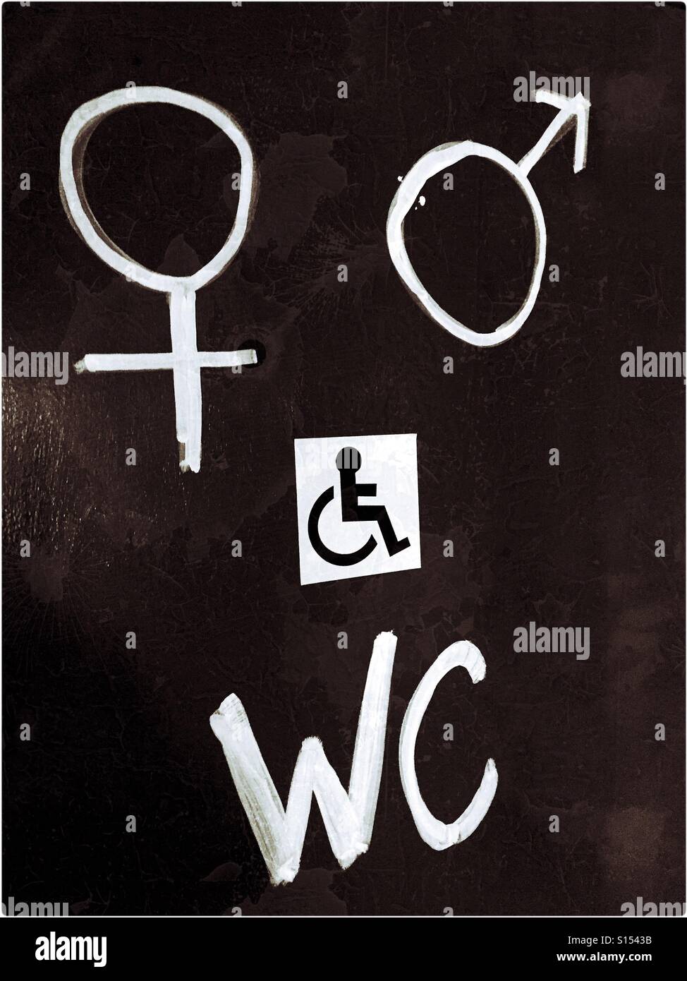 Signes et symboles sur une toilette (wc) porte indiquant ces toilettes/wc/WC est pour les hommes et les femmes, ainsi que les personnes qui ont un handicap. Crédits photos - © COLIN HOSKINS. - Image de stock capturée avec un smartphone