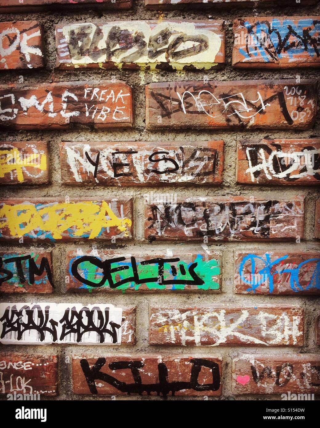 graffiti-on-brick-wall-banque-de-photographies-et-d-images-haute