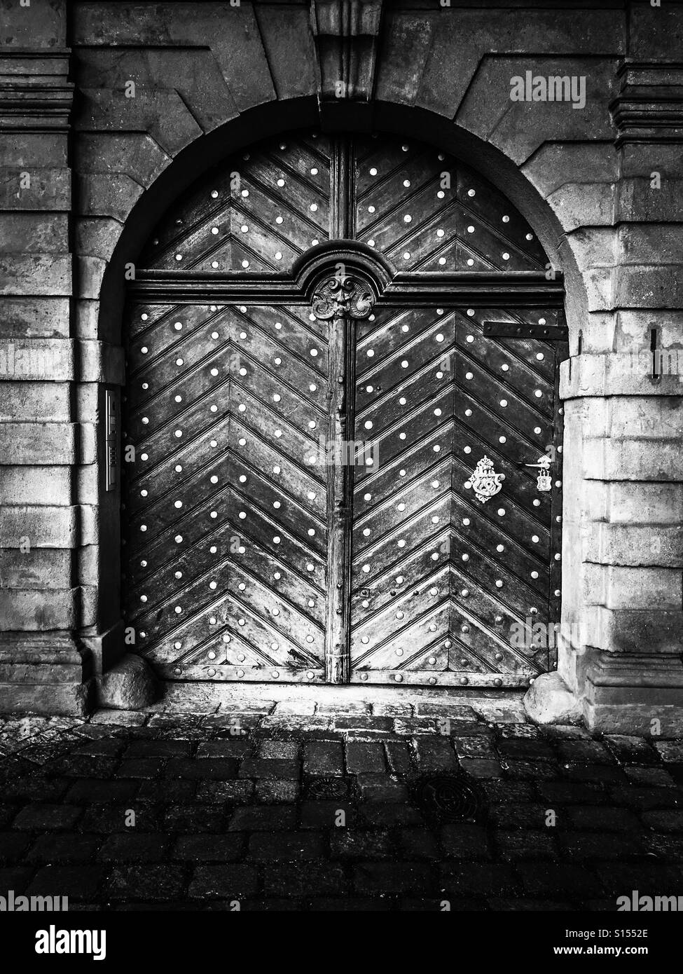 Porte en bois médiévale à Prague Banque D'Images