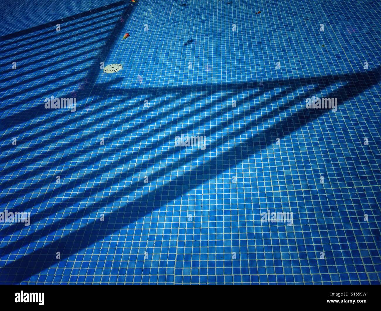 Ombres d'une piscine - Image de stock capturée avec un smartphone