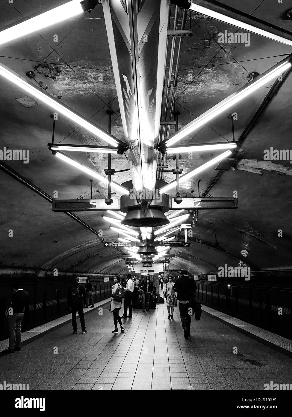 Plate-forme sur le métro de New York City, USA. - Image de stock capturée avec un smartphone