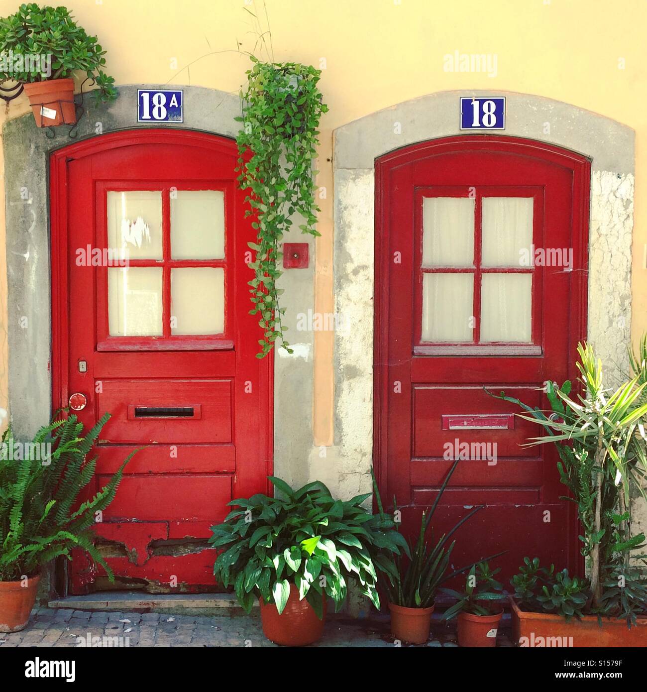 Portes rouges Banque de photographies et d’images à haute résolution ...