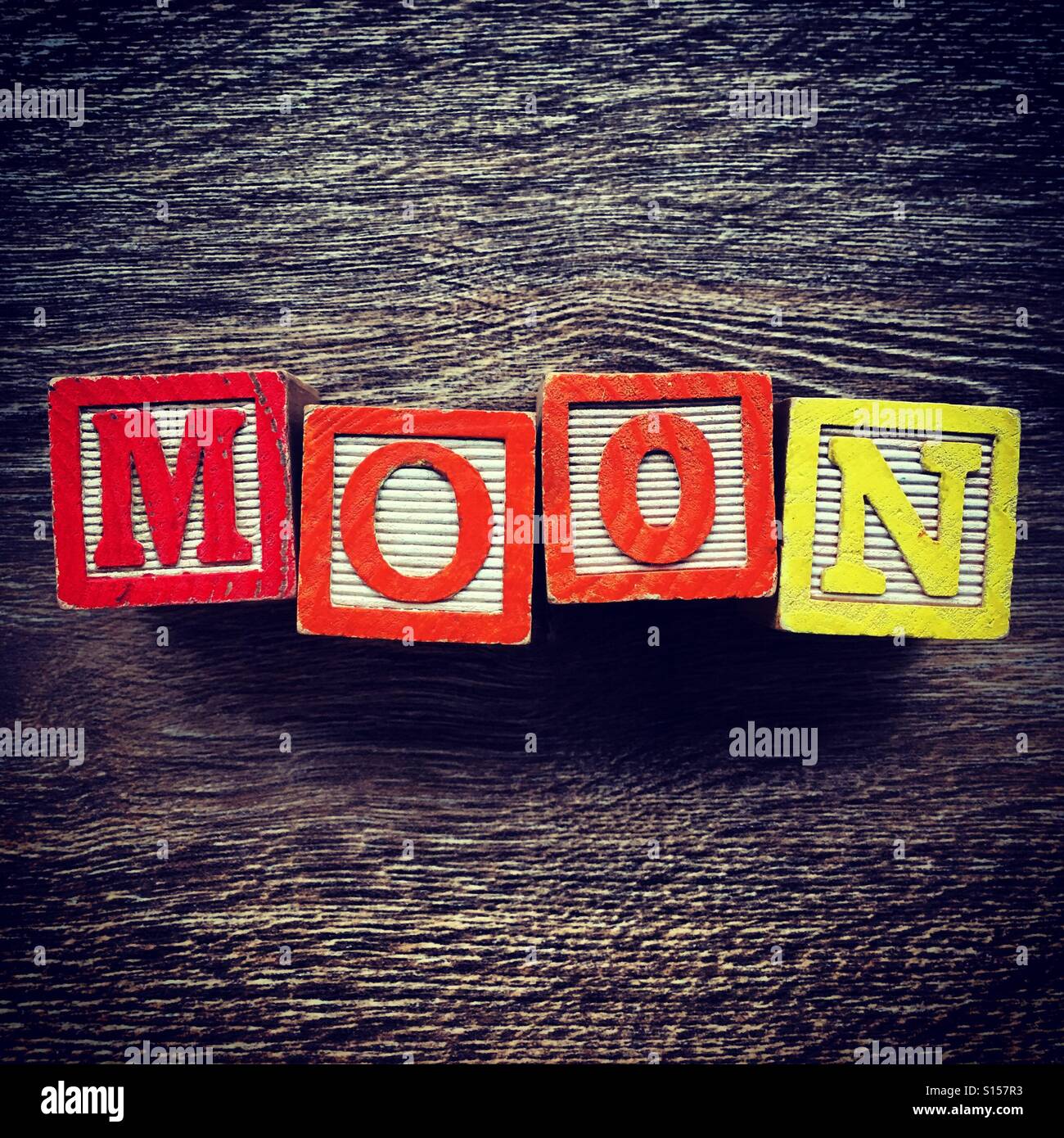 Lune mot écrit avec une cale en bois lettre toys Banque D'Images