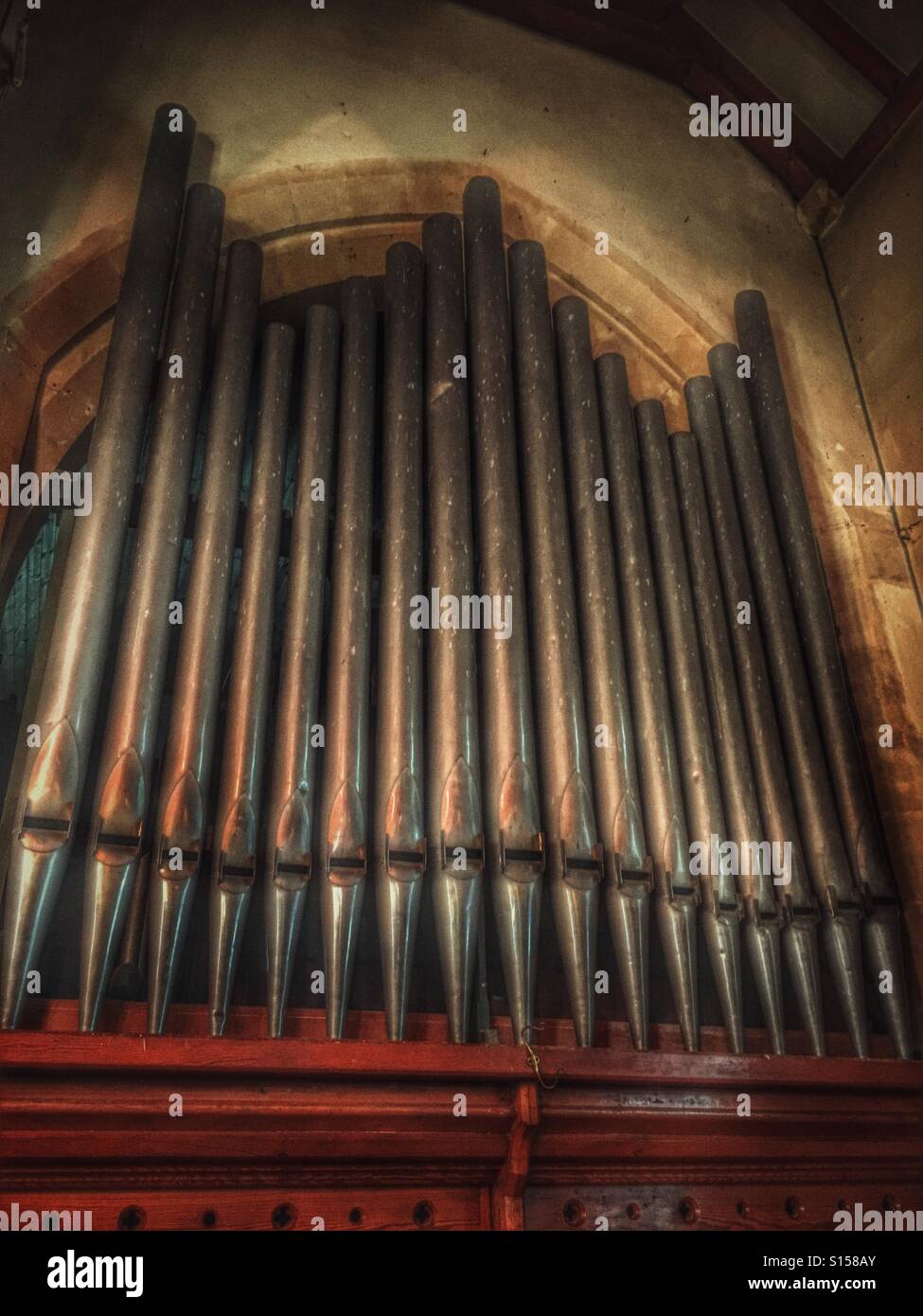 Les tuyaux d'orgue de l'église - Image de stock capturée avec un smartphone