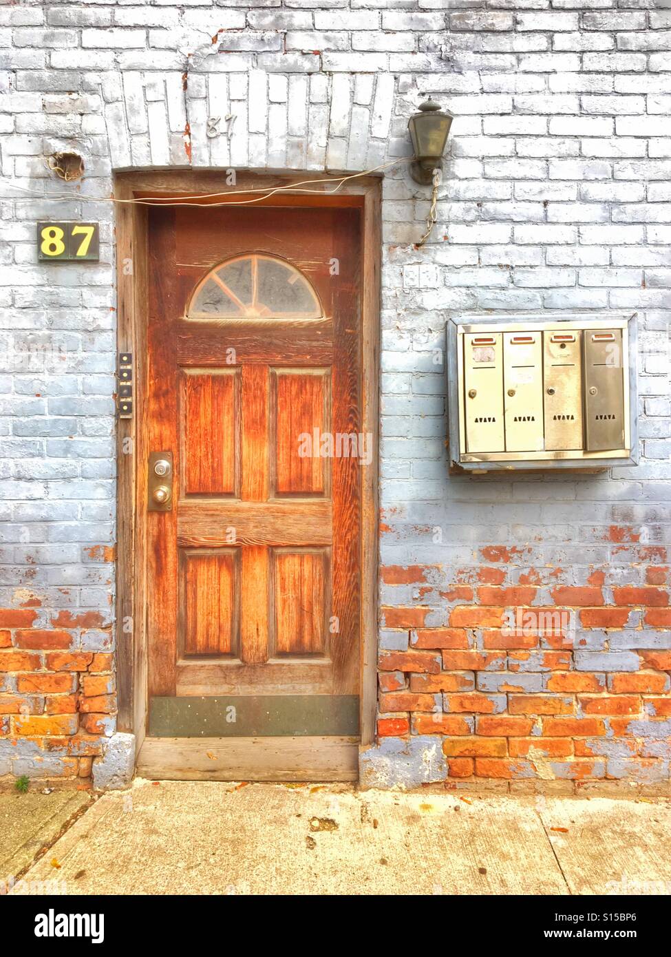 Vintage ancienne porte en bois avec mur de brique. Porte d'entrée d'un immeuble ancien Banque D'Images