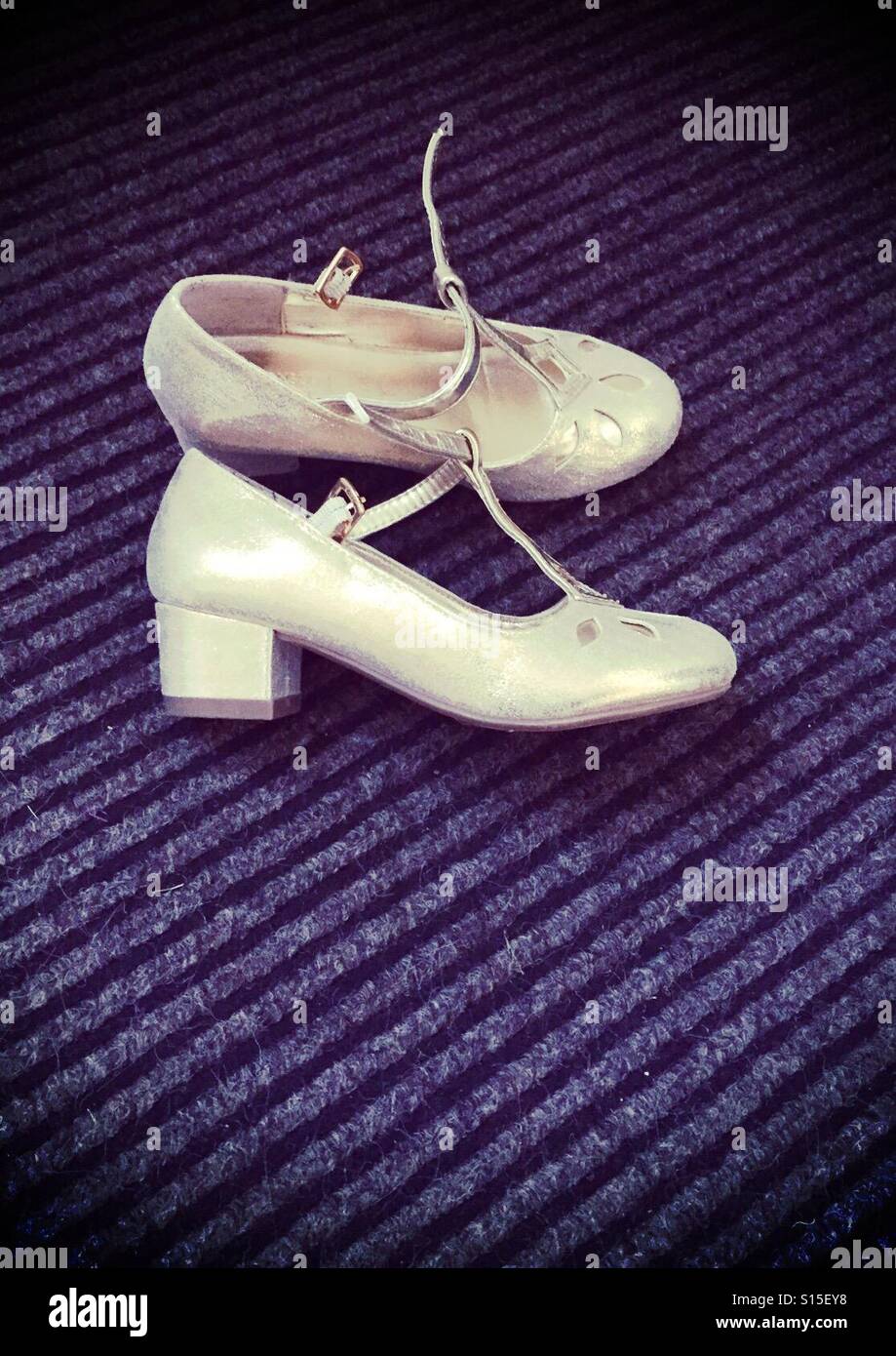 Paire de chaussures de ballet de jeunes filles sur marbre Banque D'Images