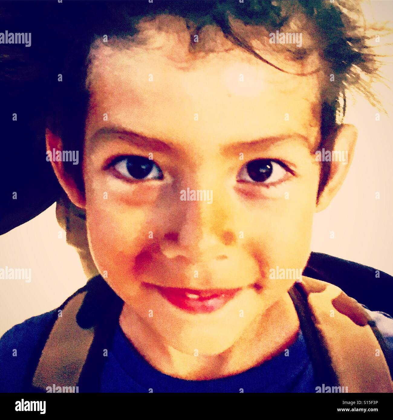 Portrait rapproché d'un adorable garçon asiatique souriant avec une expression heureuse et folle, prise de tête expressive - Image de stock capturée avec un smartphone