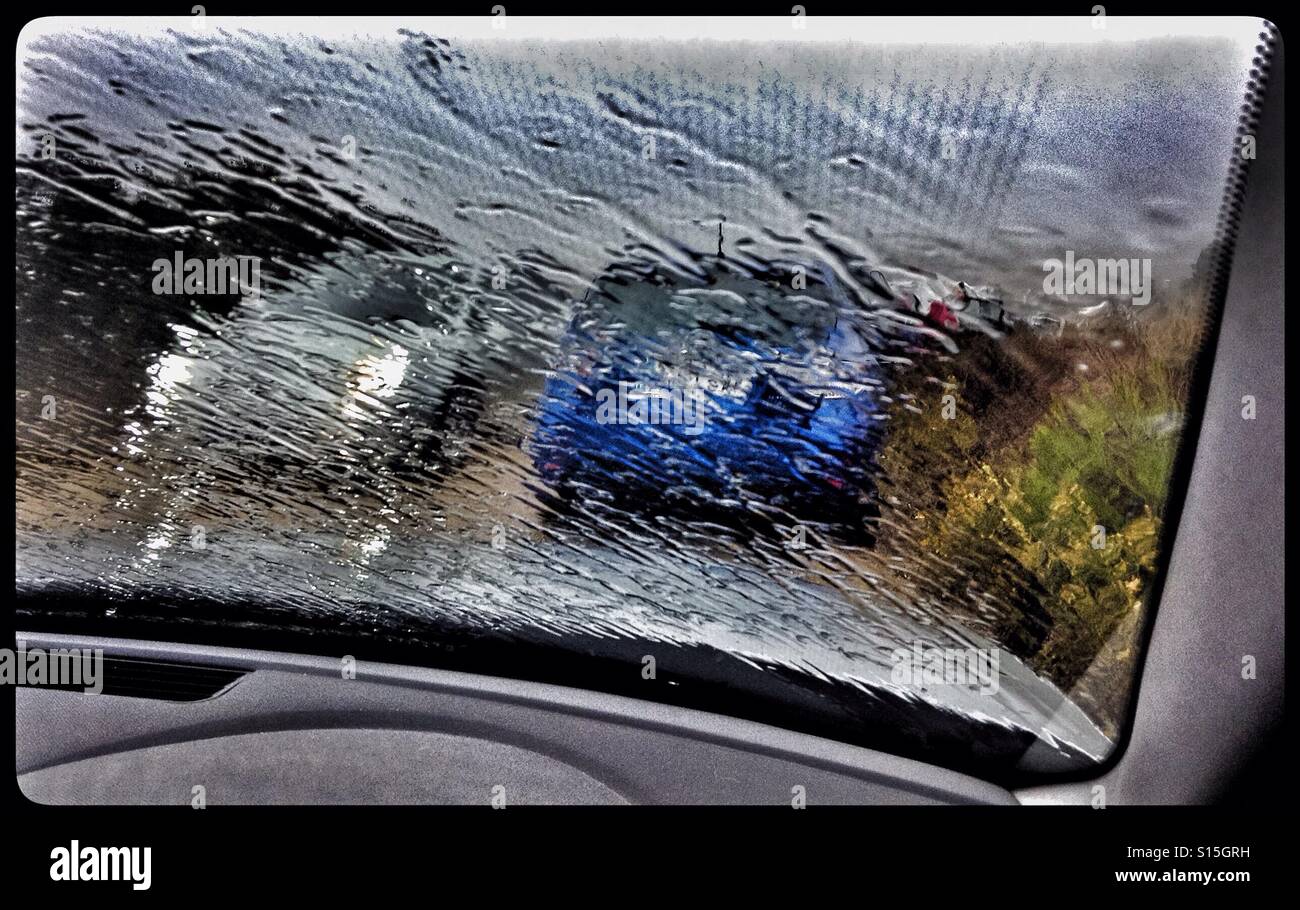 Voir à travers un pare-brise de voiture un jour de pluie, de l'Espagne. - Image de stock capturée avec un smartphone