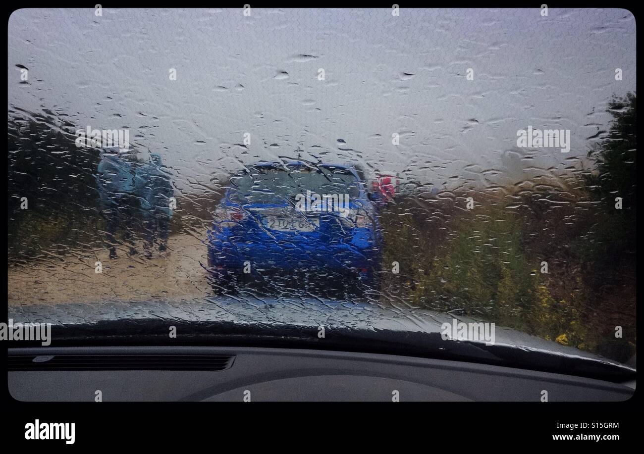 Voir à travers un pare-brise de voiture un jour de pluie, de l'Espagne. - Image de stock capturée avec un smartphone
