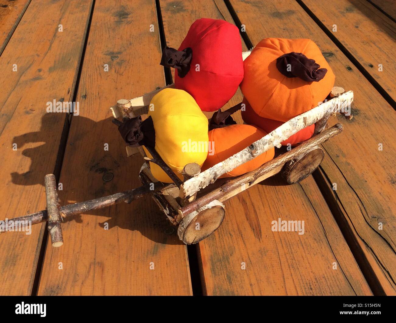 Fait à la main DIY remorque de foin et de tissu fait que la décoration de citrouilles pour l'Halloween sur patio en bois Banque D'Images