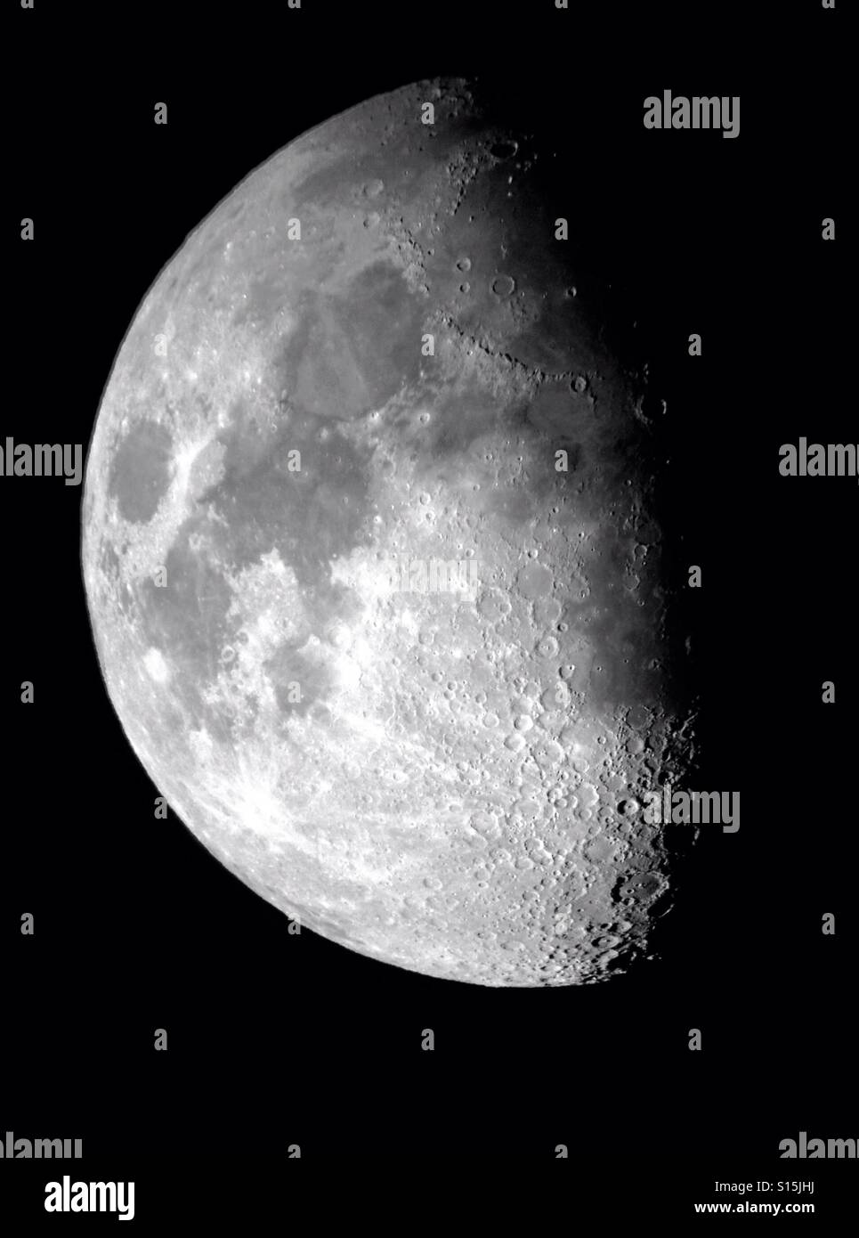 La lune prises un centre à travers un télescope Banque D'Images La lune prises un centre à travers un télescope Banque D'Images