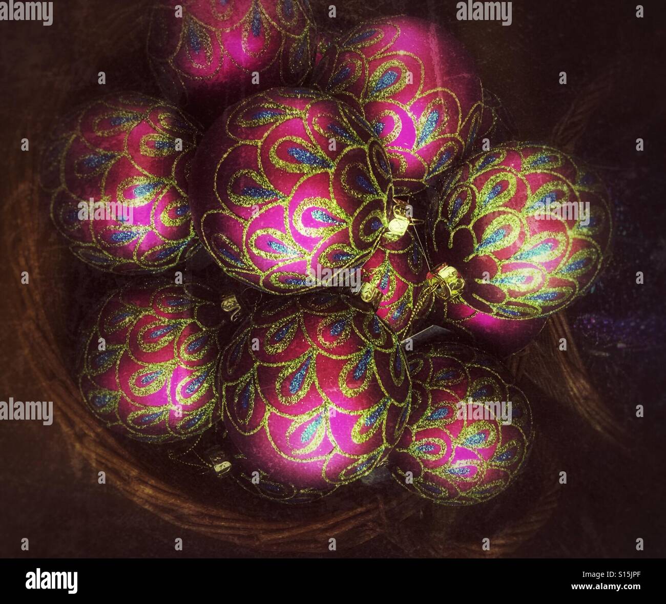 Panier de boules de Noël décorées principalement rose et or - Image de stock capturée avec un smartphone