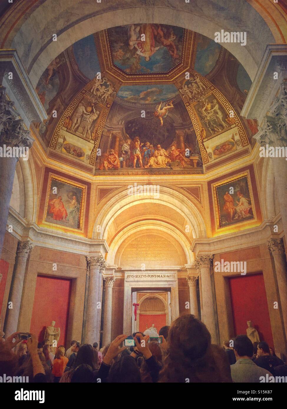Foule de prendre des photos de fresques à l'intérieur du musée du Vatican. Banque D'Images