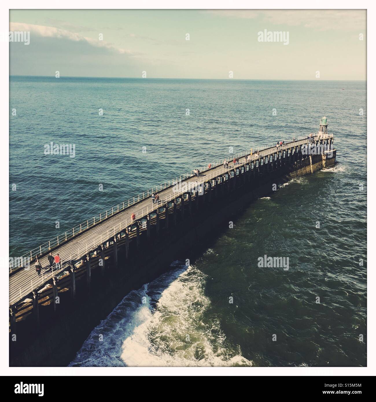 Whitby pier en octobre, North Yorkshire, England, UK Banque D'Images