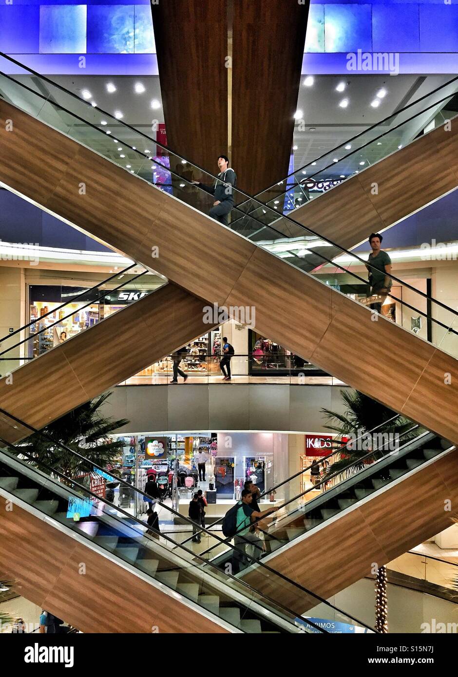 Escaliers mécaniques dans un centre commercial à Santiago du Chili. Banque D'Images