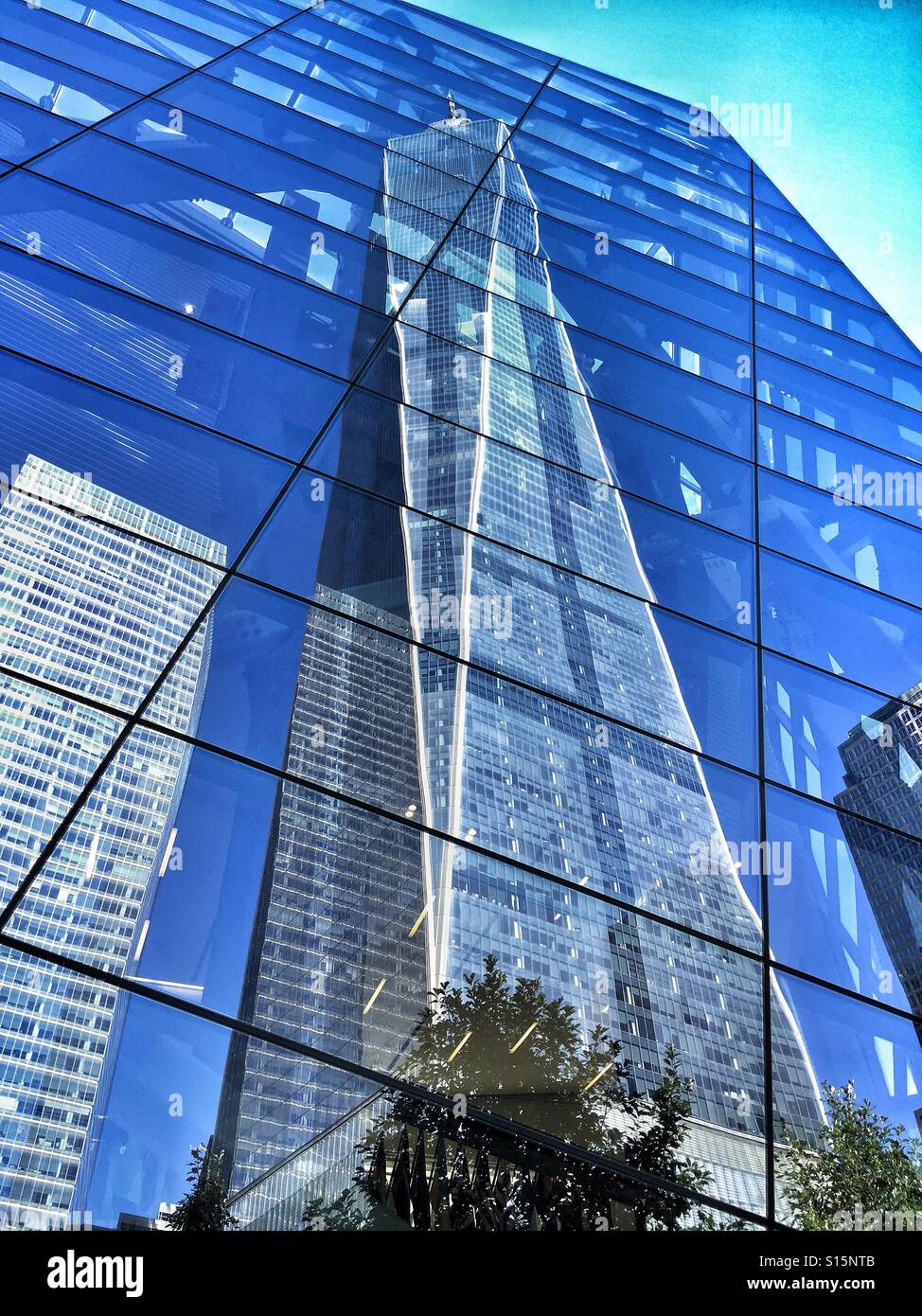 One World Trade Center se reflète dans la vitre du musée du 11 septembre à New York. Banque D'Images