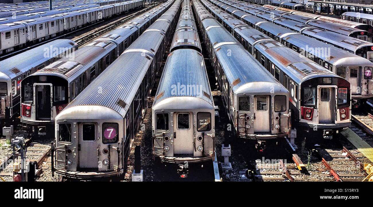 Les wagons de métro de la ville de New York s'asseoir dans un dépôt. Banque D'Images