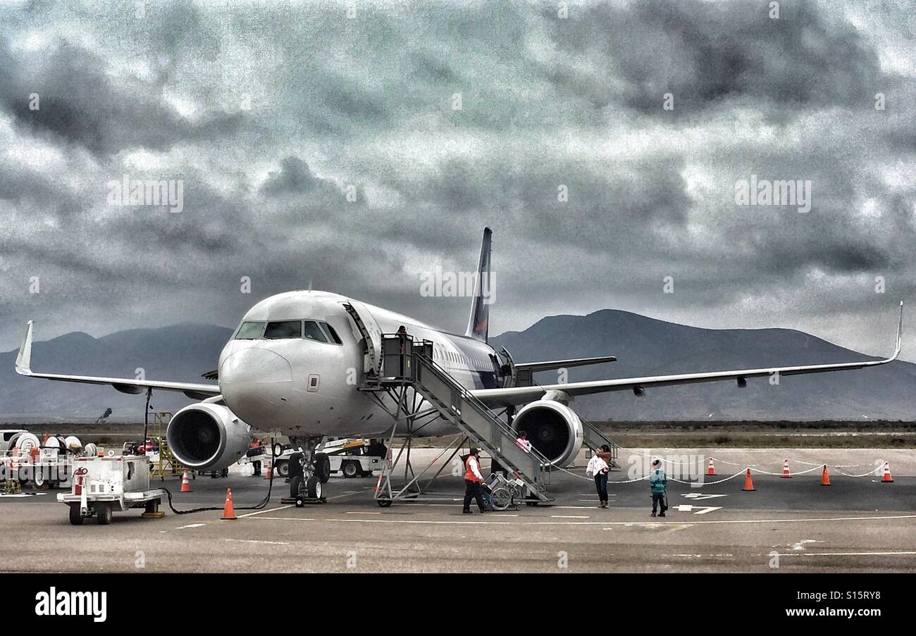 Un avion se trouve sur le tarmac de l'aéroport de La Serena au Chili. Banque D'Images