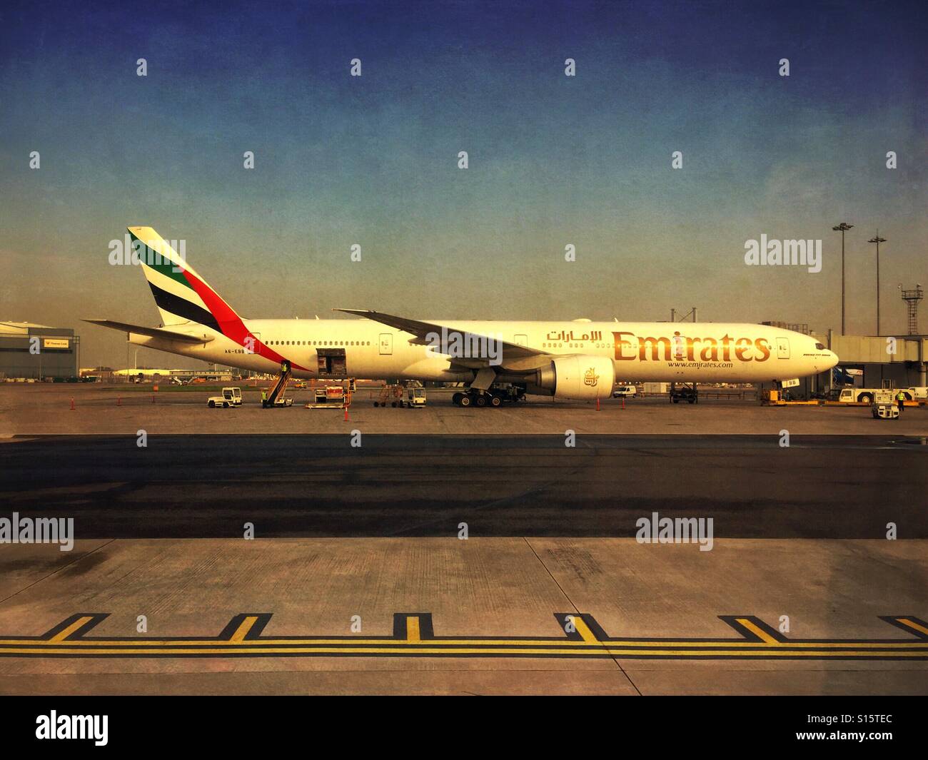 Unis Boing 777 avion à l'aéroport de Manchester - Image de stock capturée avec un smartphone