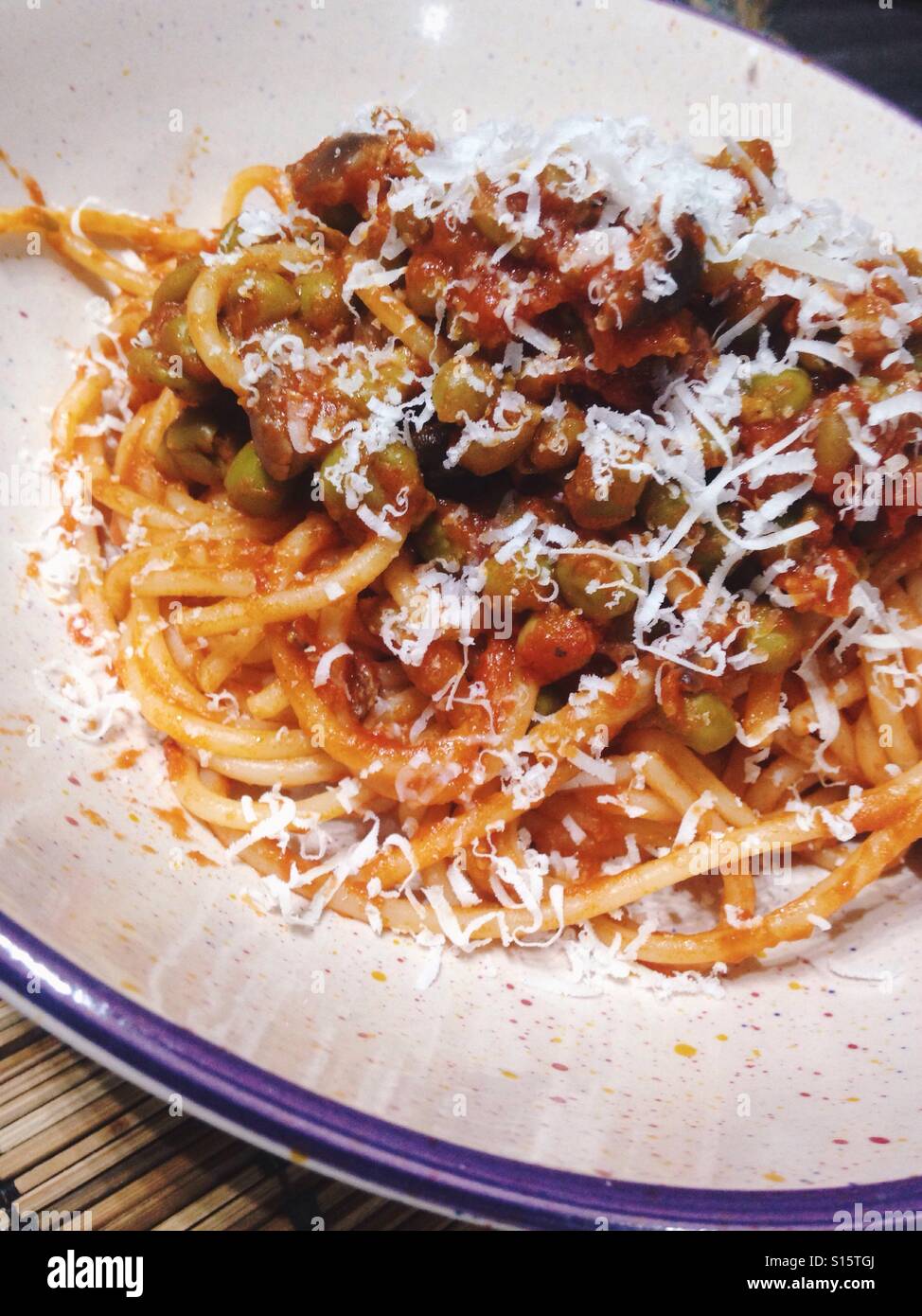"Spaghetti alla boscaiola' avec des spaghetti, les champignons, les pois, le parmigiano reggiano et sauce tomate Banque D'Images