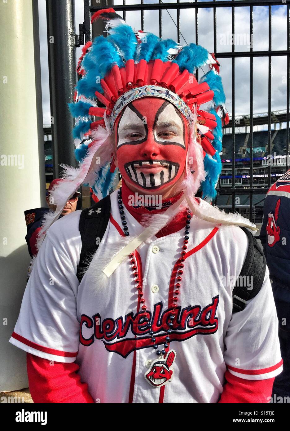 Habillés de plumes et de la peinture, un ventilateur Cleveland Indians attend d'entrer dans le stade pour le premier match de la Série mondiale le 25 octobre 2016. Banque D'Images