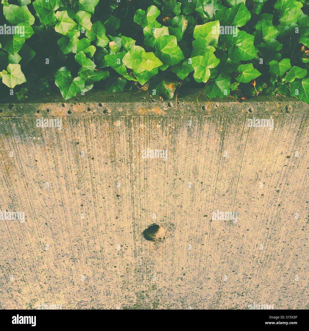 Trou dans un mur - Image de stock capturée avec un smartphone