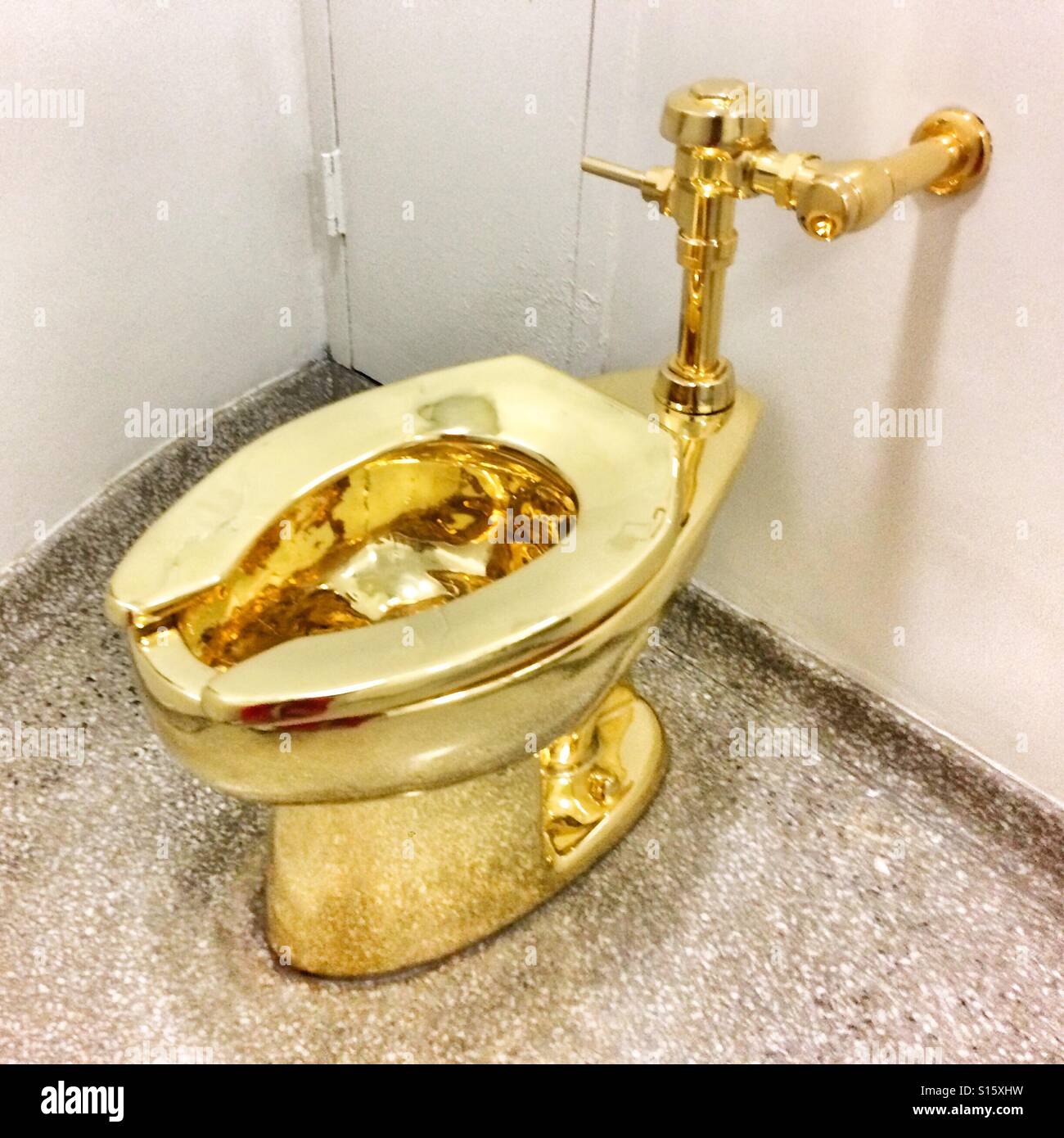 Maurizio Cattelan : « America » une toilette en or massif installée au quatrième étage du musée Guggenheim à New York. États-Unis d'Amérique. Banque D'Images