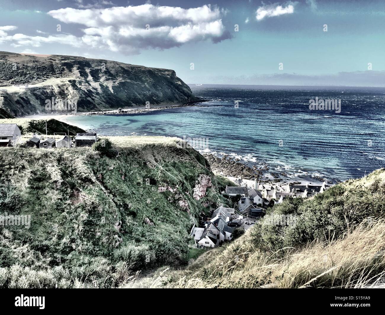 Vieilles maisons de pêcheurs de Gardenstown, Aberdeenshire, Ecosse nestle par la mer. - Image de stock capturée avec un smartphone