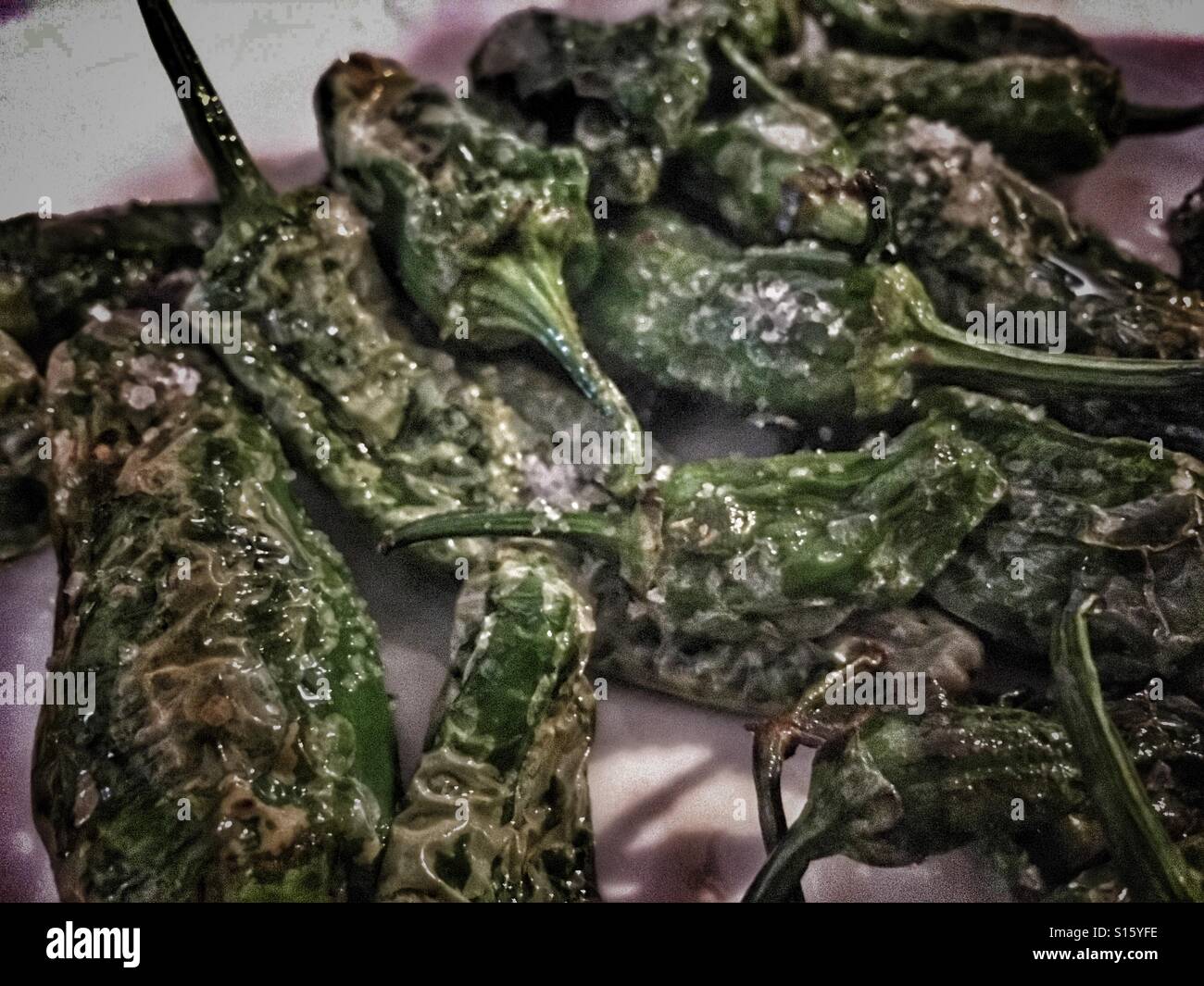 Pimientos de Padron, un plat typique espagnol de Galice - Image de stock capturée avec un smartphone