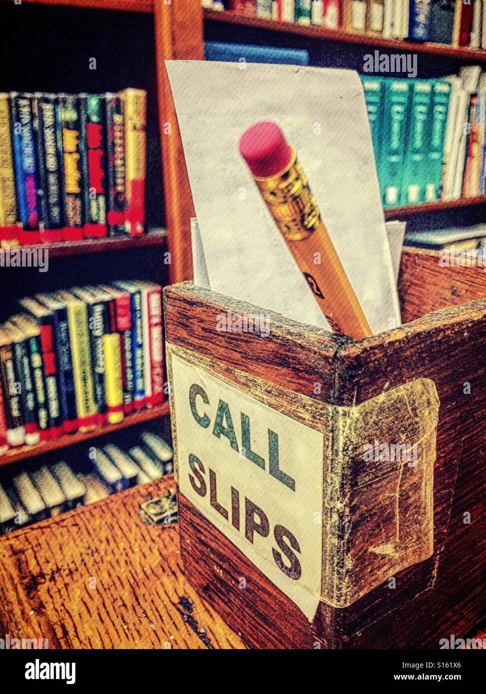Appelez case avec papier et crayon dans la bibliothèque - Image de stock capturée avec un smartphone