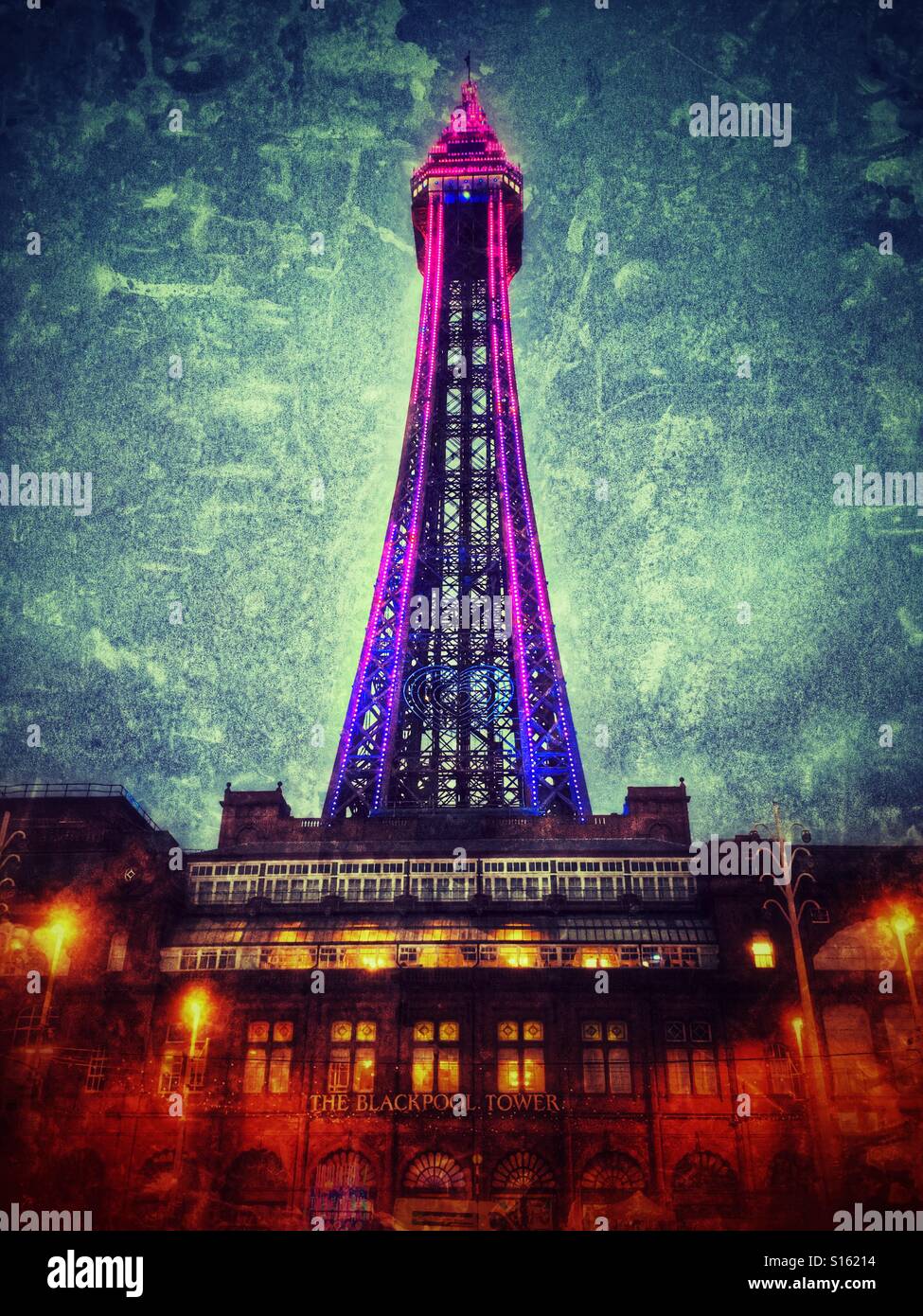 La tour de Blackpool avec spectacle de lumière pendant les illuminations Banque D'Images