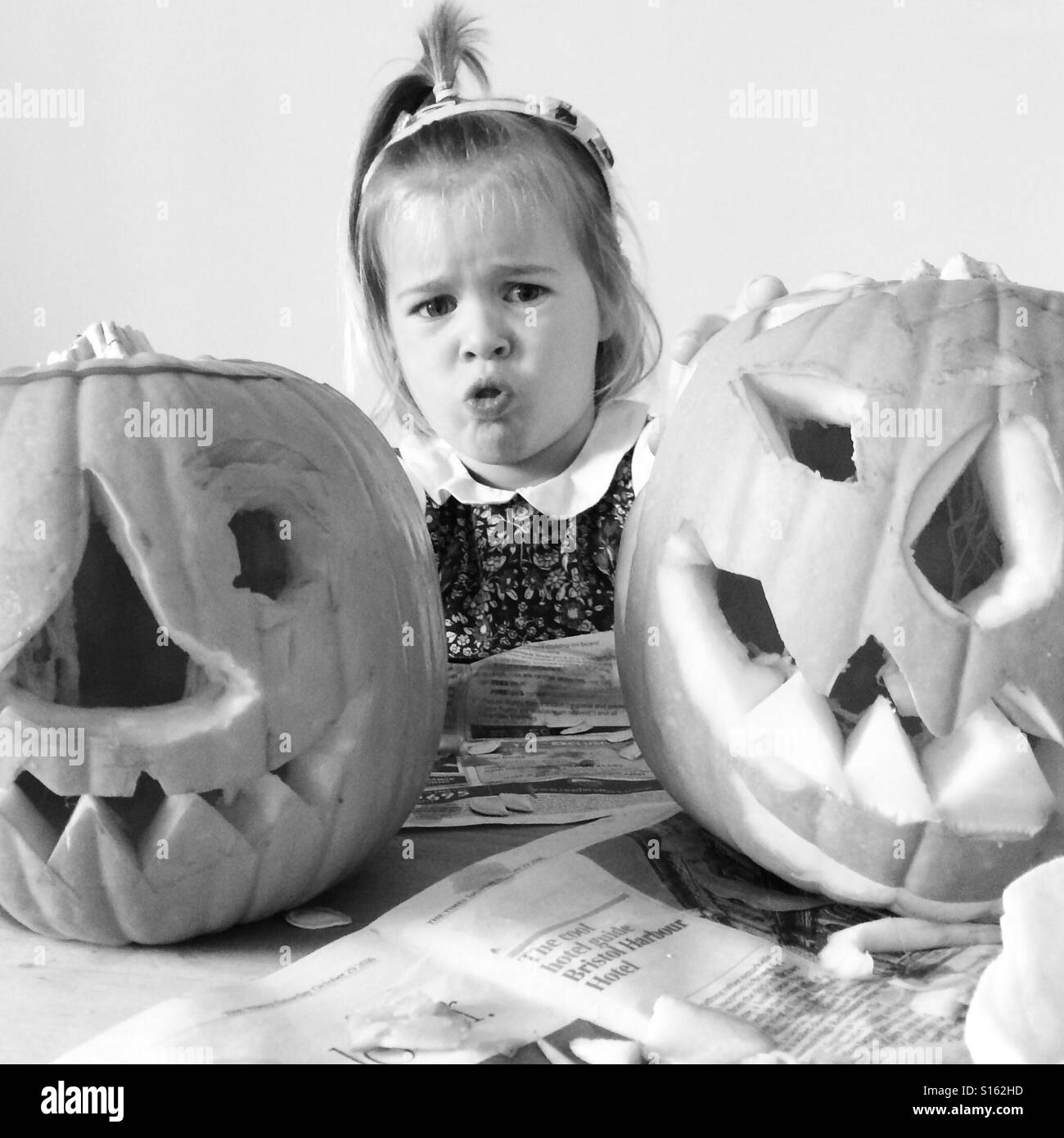 Fille avec Halloween pumpkins Banque D'Images