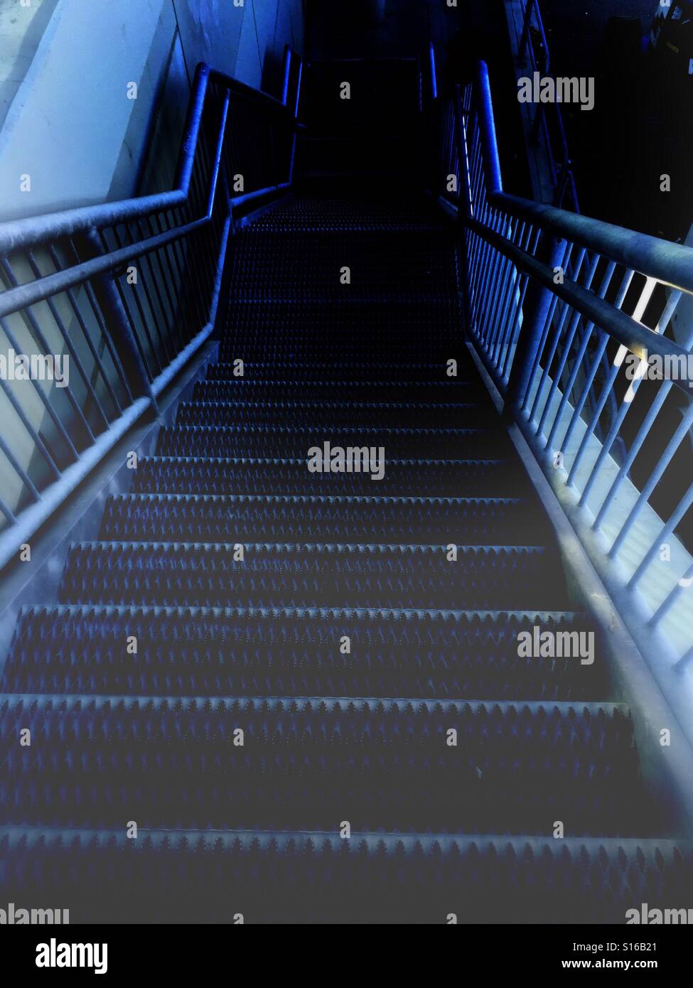 Escalier d'obscurité - Image de stock capturée avec un smartphone