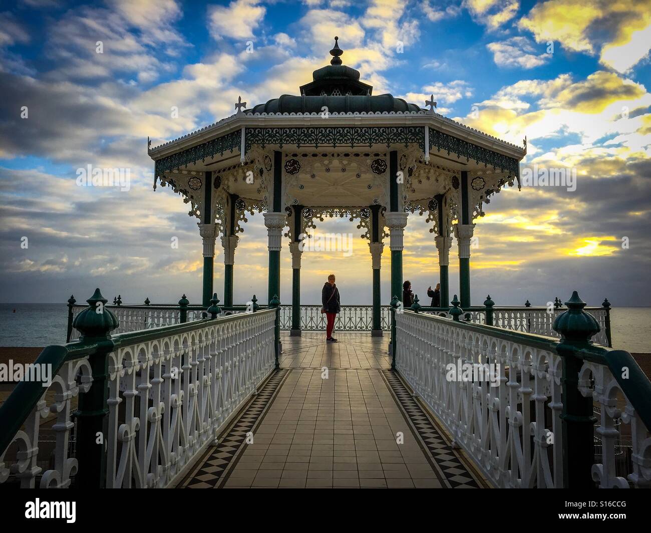 Kiosque donnant sur la plage de Brighton Banque D'Images